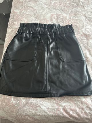 Falda de cuero negra talla 8-9