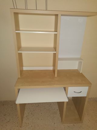 Escritorio con estantería y cajón
