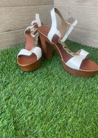 Sandalias de tacón blancas y marrones