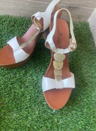 Sandalias de tacón blancas y marrones