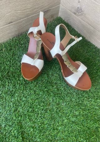 Sandalias de tacón blancas y marrones