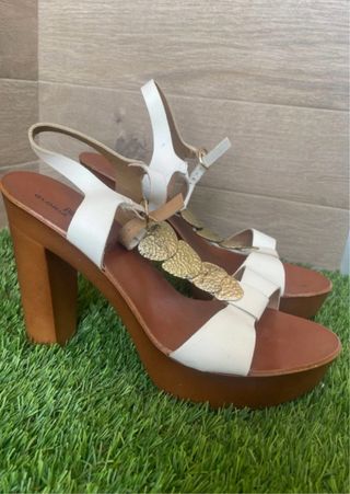 Sandalias de tacón blancas y marrones