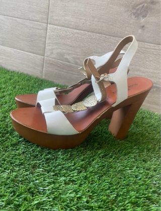 Sandalias de tacón blancas y marrones