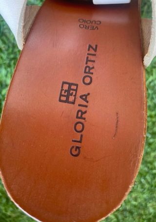 Sandalias de tacón blancas y marrones