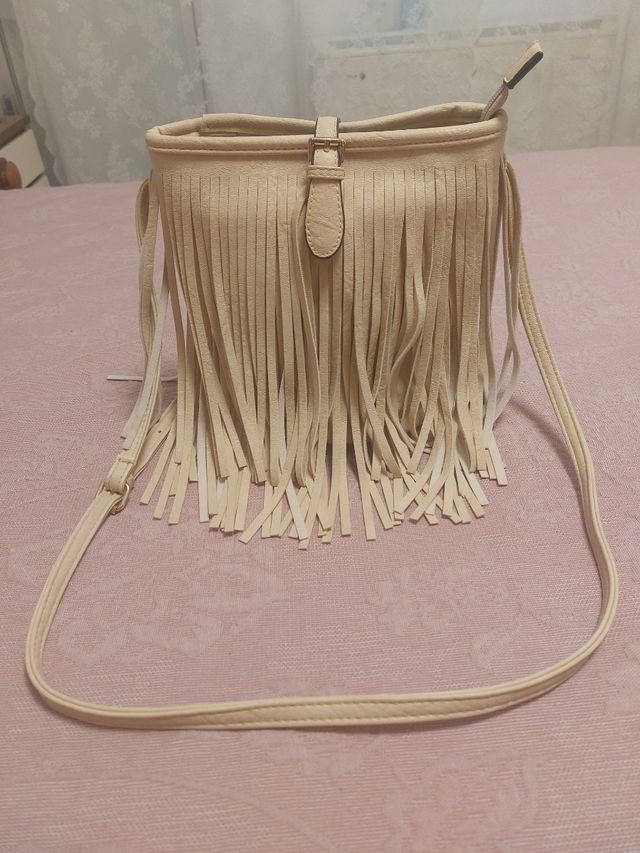 Bolso de flecos beige