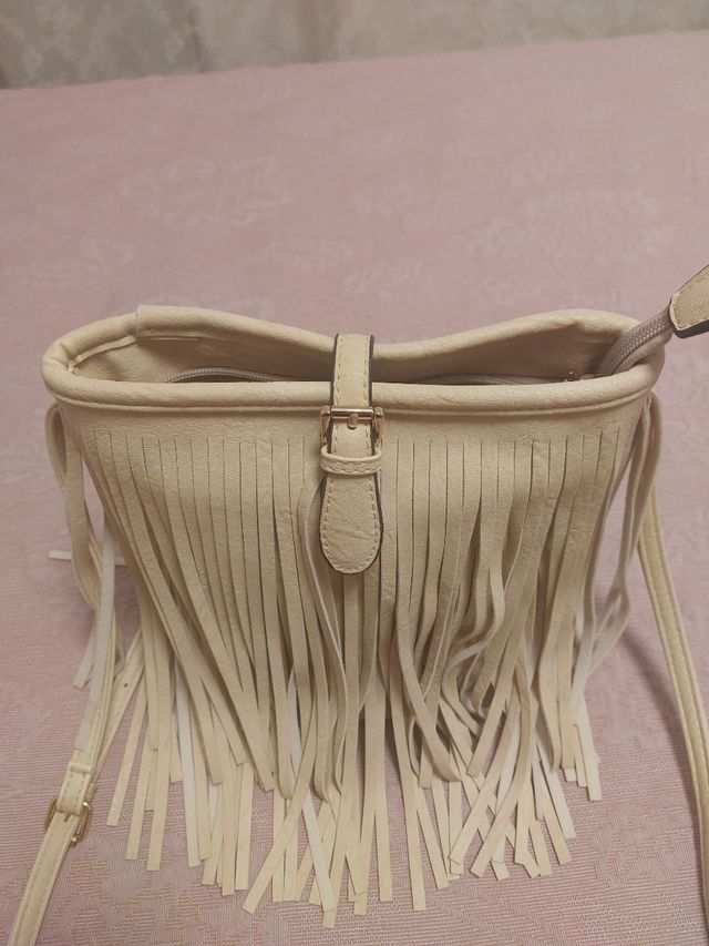 Bolso de flecos beige