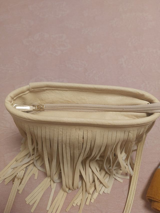 Bolso de flecos beige