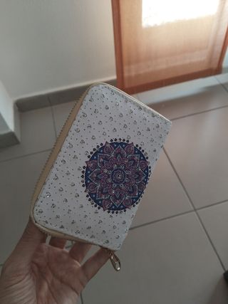 Monedero blanco con diseño mandala