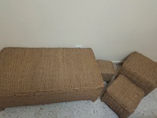 Mesa de centro y pufs de yute