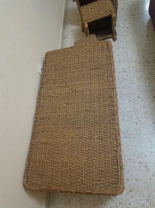Mesa de centro y pufs de yute