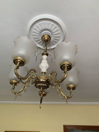 Lámpara de techo dorada y blanca