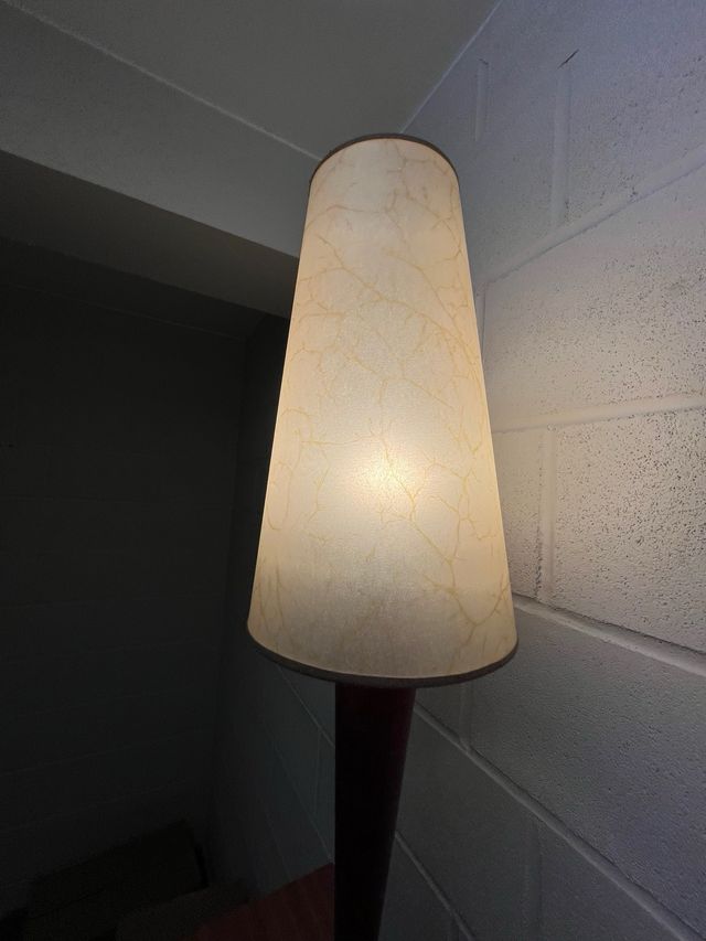 Lámpara de salón, recibidor ó dormitorio en madera