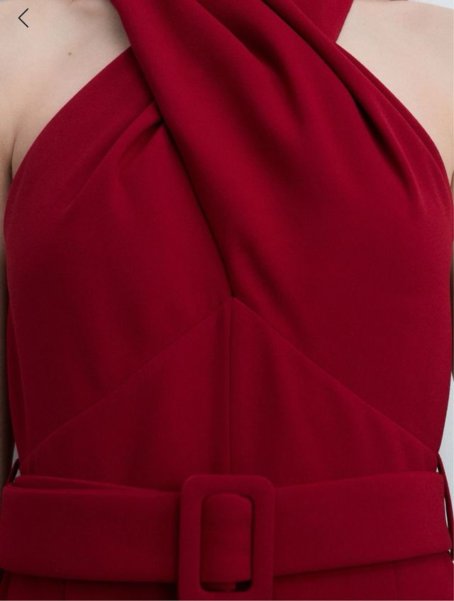 Mono rojo con cinturón nuevo