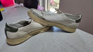 Scarpe sportive bianche e verdi