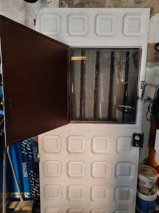 Puerta de hierro con ventana SIN PREMARCO