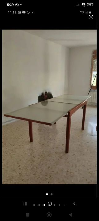 Mesa de cristal y madera