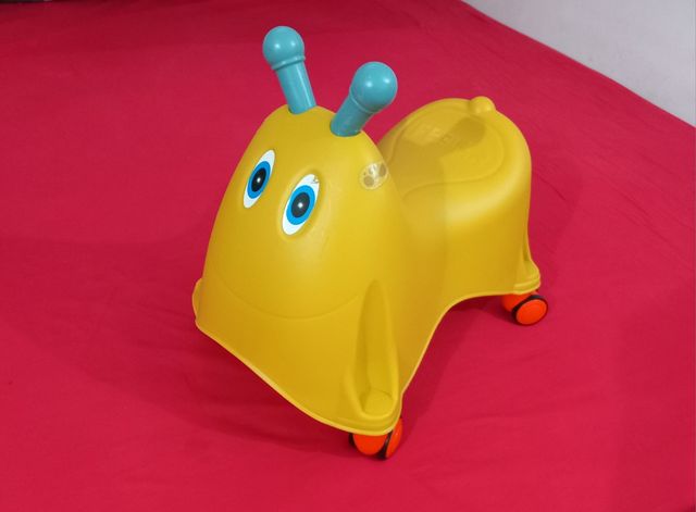 Correpasillos bebé oruga amarillo