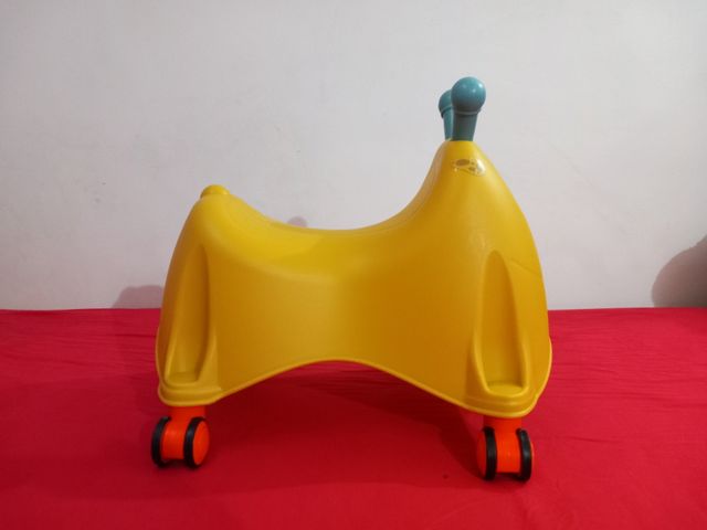 Correpasillos bebé oruga amarillo