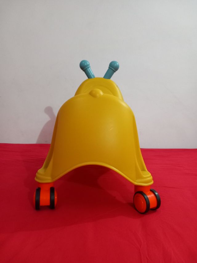 Correpasillos bebé oruga amarillo