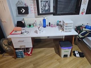 Mesa de estudio blanca y marrón