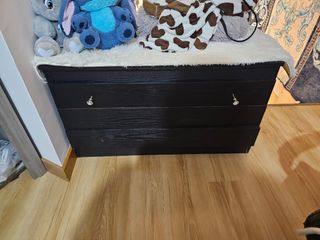 Cajonera de madera negra con 3 cajones