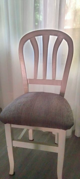 Silla de madera en blanco