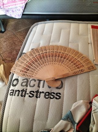 Abanico de madera tallada