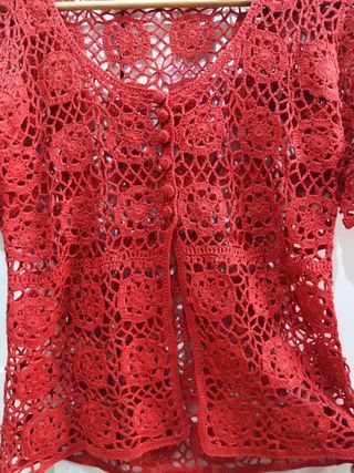 Chaquetilla crochet roja