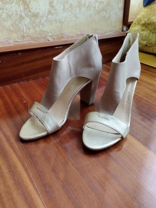 Sandalias de fiesta beige y doradas. Hechas en Esp