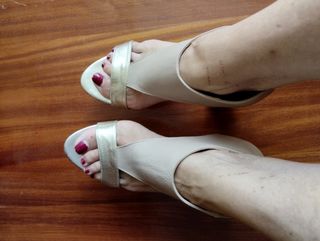 Sandalias de fiesta beige y doradas. Hechas en Esp