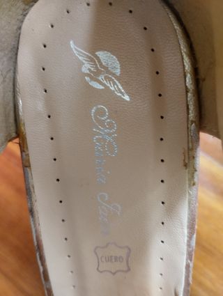 Sandalias de fiesta beige y doradas. Hechas en Esp