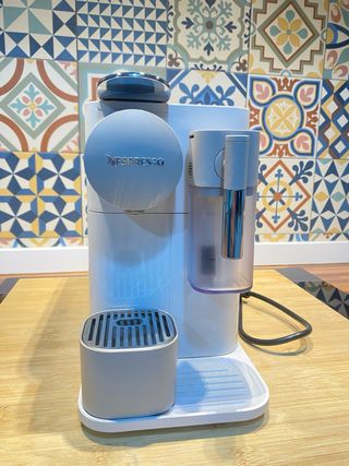 Cafetera Nespresso Lattissima One Blanca