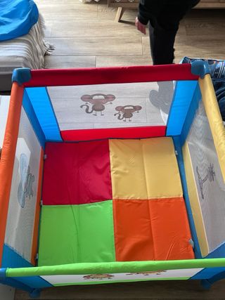 Parque cuna infantil con figuras de animales