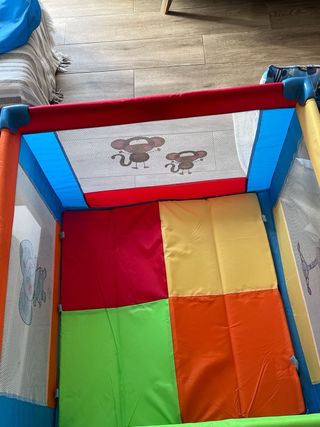 Parque cuna infantil con figuras de animales