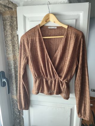 Top marrón Pull and Bear manga larga