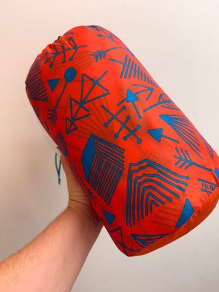 Saco de dormir naranja con diseño