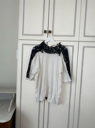 Camiseta blanca con encaje negro