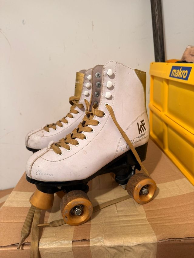 Patines Clásicos 4 Ruedas Blancos y Dorados