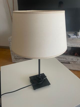 Lámpara de mesa beige y negra