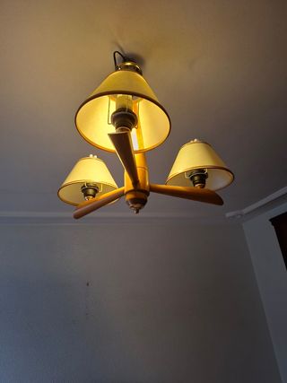 Lámpara de techo de tela y madera