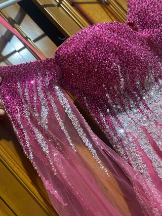Vestido rosa brillante con plateado