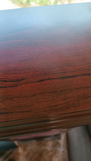 Estantería de madera marrón