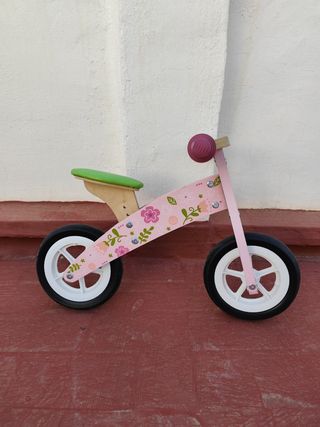 Bici sin pedales rosa con flores