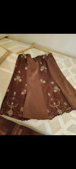 Conjunto falda blusa señora marrón de raso y encaj