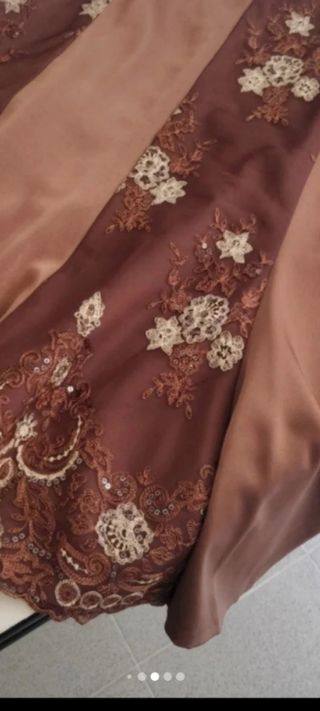 Conjunto falda blusa señora marrón de raso y encaj