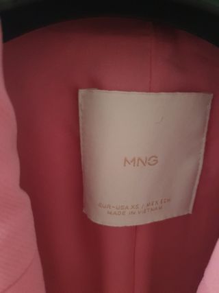 Traje rosa  con falda Mango