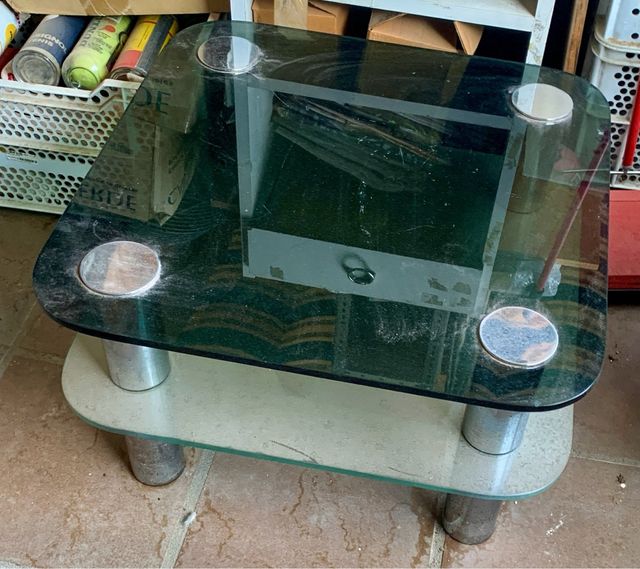 Mesita de cristal y metal