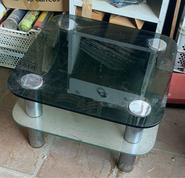 Mesita de cristal y metal