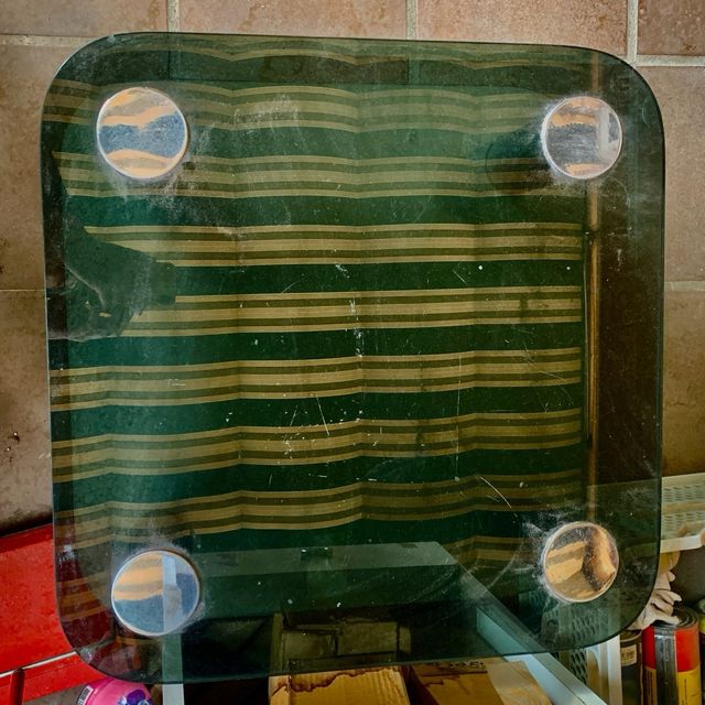 Mesita de cristal y metal