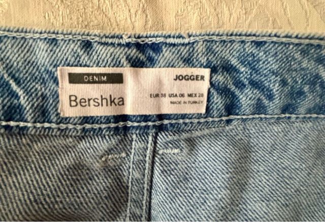 Jogger Bershka mujer con estampados